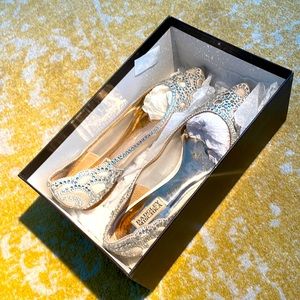 Badgley Mischka 9 lvory White Wedding
Rhinestone Detail Pointed Toe Ballet Flats